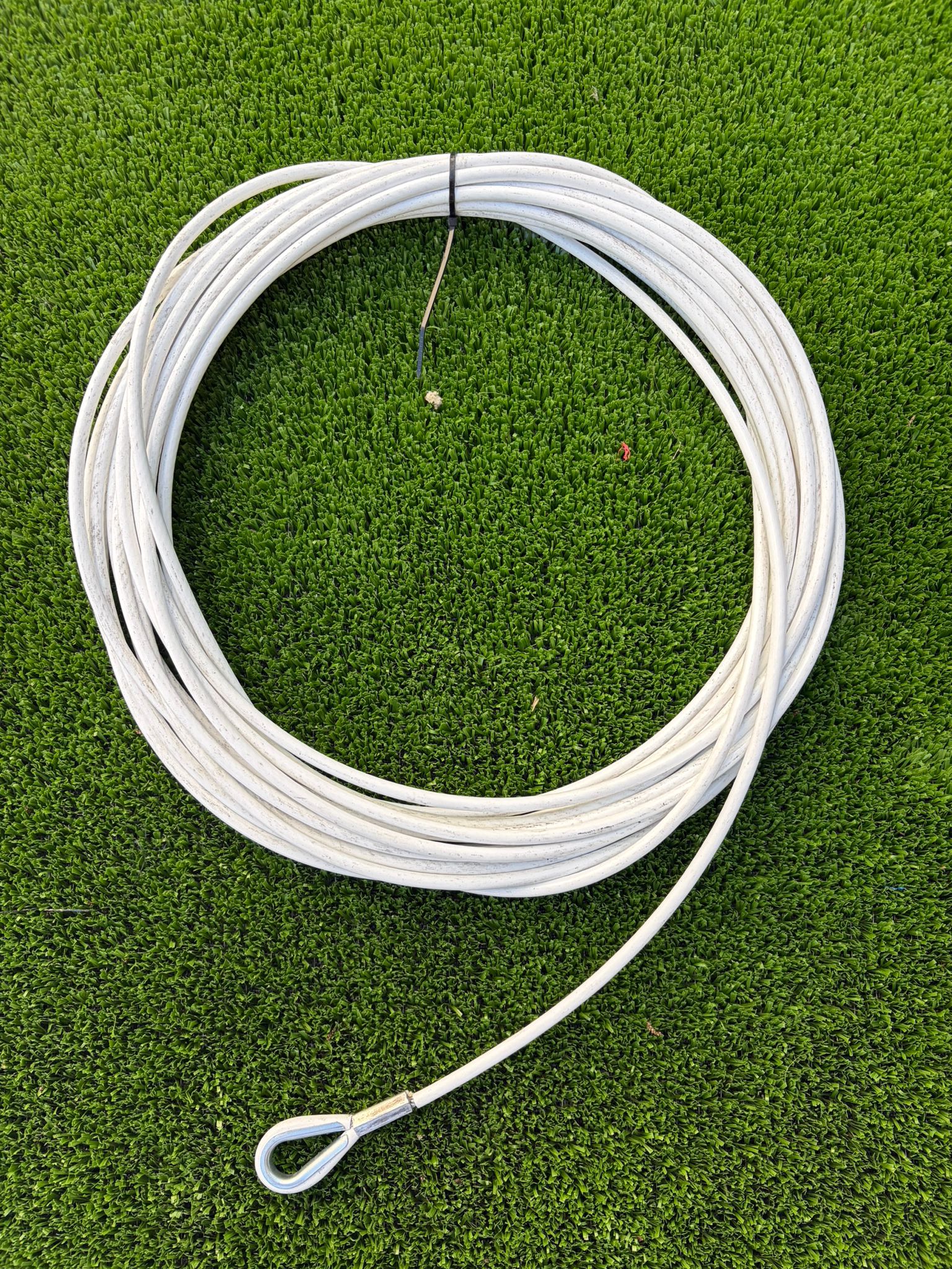 Rollo de cable de acero blanco plastificado de 13,50 m con guardacabo metálico en el extremo, repuesto para la cinta superior de redes de pádel y tenis