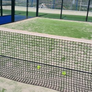 Red de pádel profesional de 5 mm montada en una pista de pádel
