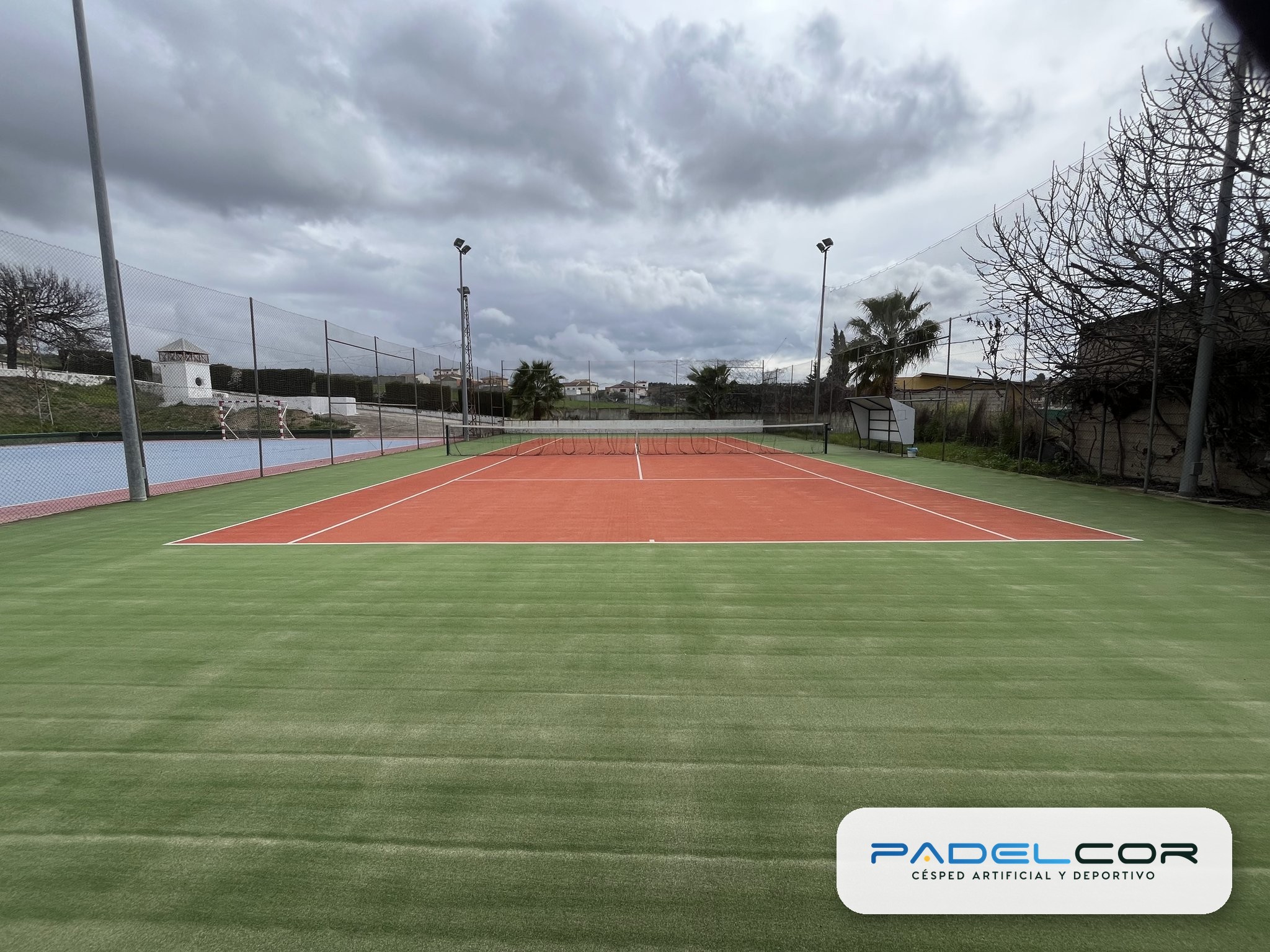 Pista de tenis instalada por PADELCOR con red de juego