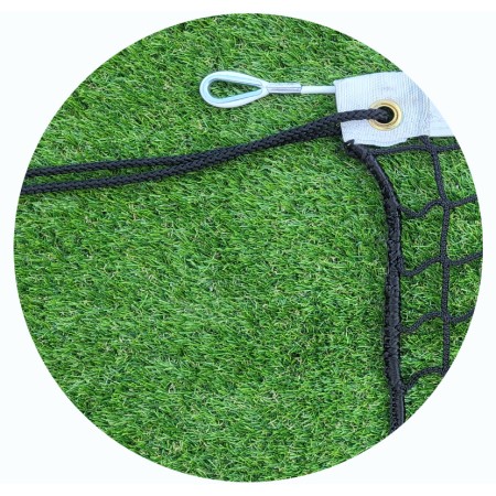 Detalle del guardacabo metálico y del cable de acero en el extremo de la cinta superior de la red de tenis