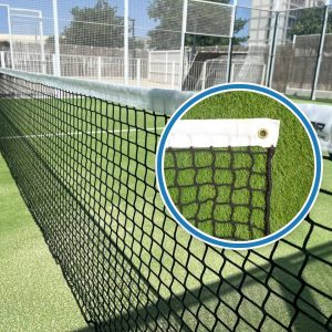 Red de juego de pádel de 3,5 mm instalada en pista, con un círculo que amplía el detalle de la malla sin nudos