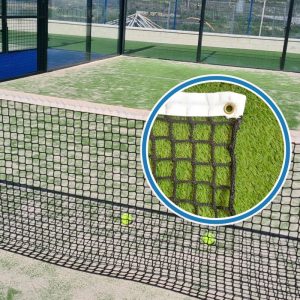 Red de juego de pádel profesional de 5 mm instalada en pista, con un círculo que amplía el detalle de la malla sin nudos